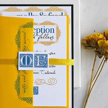 Invitaciones de boda románticas en color amarillo. Foto: Beacon Lane vía Etsy
