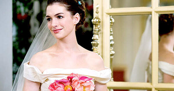 Anne Hathaway se casa con un vestido de novia de Valentino