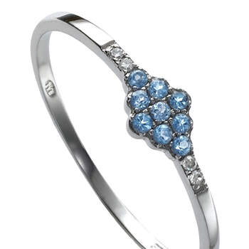Precioso anillo de oro blanco y piedras de zafiro azul formando una flor. Foto: Chancejoyas.