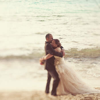 O una boda a las orillas del mar en una playa desierta... Foto: One Love Photo