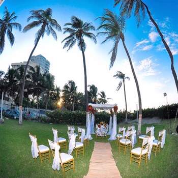 Las sillas son para los invitados y se presta mayor atención para decorar el lugar donde se oficiará la boda. 