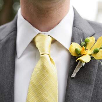 Corbata de seda entramada en color amarillo, con flor a juego. Foto: Justin DeMutiis Photography