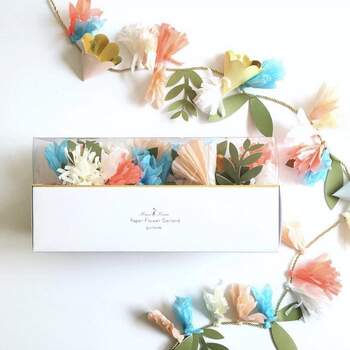 Girnalda de papel con motivos florales. Credits: Meri Meri