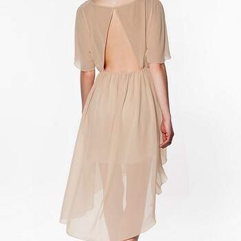 Jeu de transparence et décolleté dans le dos pour cette Robe Zara de couleur nude. - Photo : Zara 