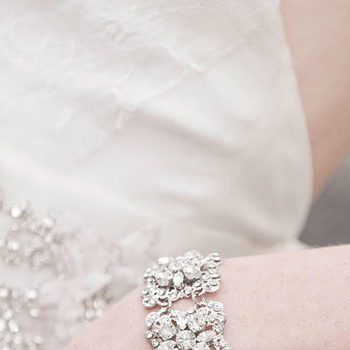 Brazalete de cristales para novia. Foto: Enchanted Atelier