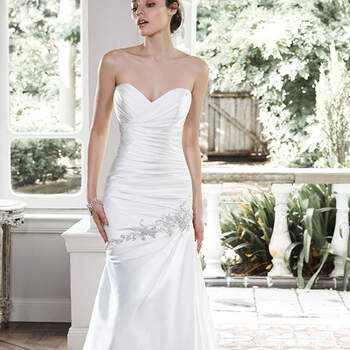 Une robe de mariée élégante et glamour en satin aux détails magnifiques, incrustée de cristaux Swarovski et de perles.


<a href="http://www.maggiesottero.com/dress.aspx?style=5MW707" target="_blank">Maggie Sottero</a>