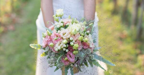 6 trucchetti per far durare più a lungo il bouquet da sposa