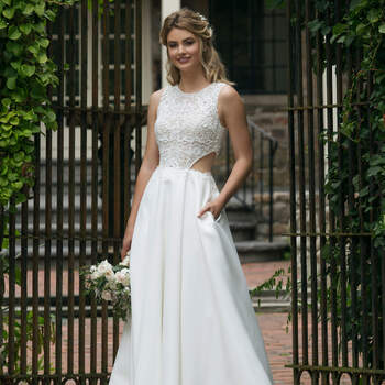 Modelo 44044, vestido de novia bordado con pequeñas aberturas a los laterales de la cintura