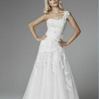 O vestido de noiva deve seguir o estilo e personalidade da noiva. A Blumarine Sposa nos mostra sua coleção 2013, super romântica. E o melhor, se quiser fugir do tradicional branco, opções não faltam nesta coleção com tons de azul!