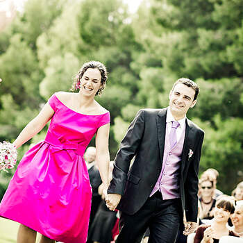 Detalle del vestido de novia rosa de esta sonriente novia. Foto: Etura Weddings