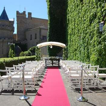 Muchos Paradores se encuentran ubicados en edificios históricos. Si apuestas por uno de ellos, celebra tu boda en los jardines para poder contemplar la espectacularidad del edificio, como este del Parador de Olite. Foto: <a href="http://zankyou.9nl.de/wdbk"  target="_blank">Paradores</a><img src="http://ad.doubleclick.net/ad/N4022.1765593.ZANKYOU.COM/B7764770.4;sz=1x1" alt="" width="1" border="0" /><img height='0' width='0' alt='' src='http://9nl.de/xyl3' /> 