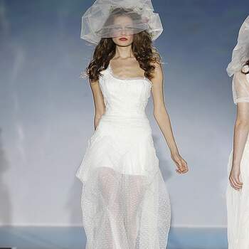 Vestido de novia de un solo hombro semi-transparente. Foto: Barcelona Briadal Week. 