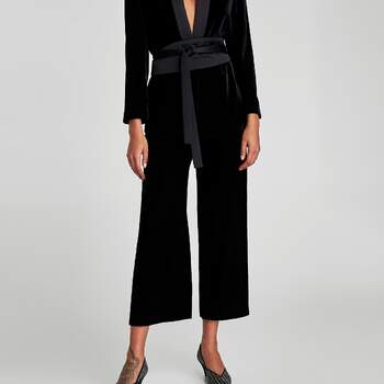 Conjunto de calça e jaqueta cruzada em veludo preto. Credits: Zara