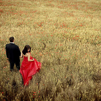 A veces la novia opta por vestirse completamente de rojo. En la imagen se observa el efecto contraste con el lugar escogido para las fotos. Foto: Punto de foto.