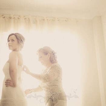 La madre de la novia suele ser una de las encargadas de ayudarla con el vestido. Foto: Fran Russo.