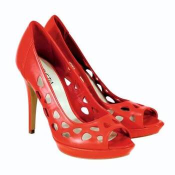 Chaussures rouges ouvertes avec quelques trous sur les côtés. - Source : Venezia
