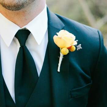 El contraste entre el traje y un boutonniere con flor amarilla será perfecto - Meg Sexton