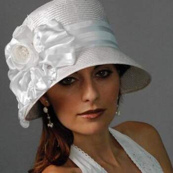 Caso esteja buscando uma alternativa para o véu, os chapéus são ótimas alternativas e está cada vez mais popular entre as noivas. Inspire-se na coleção Louise Greem Millinerry.
