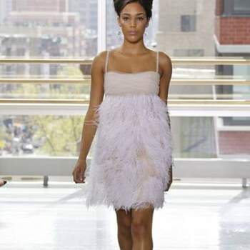También en los modelos cortos las plumas son un elemento fundamental esta temporada.  Foto: Rivini Spring 2013 Wedding Dress. New York Bridal Fashion Week