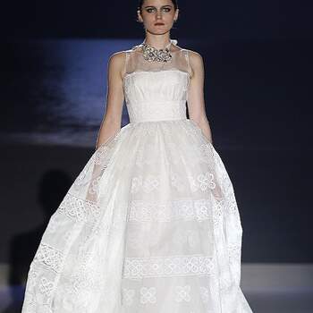 Vestido de novia en el que el collar 'choker' se integra en la creación. Foto: Barcelona Bridal Week. 
