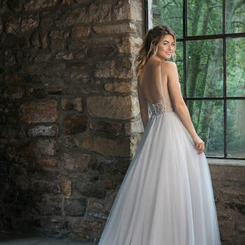 Modelo 44069, vestido de novia con tirante fino y falda voluminosa