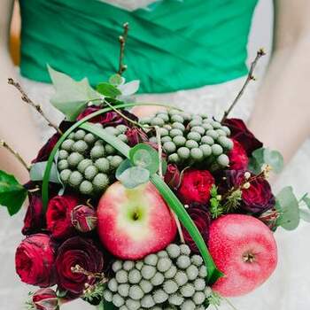 Ramo de novia de otoño, con frutos, hojas y flores. Foto: Rock 'N Roll Bride