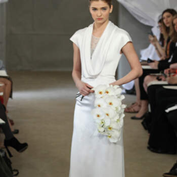Robe de mariée manches courtes et décolleté en V. Simplicité et élégance caractérisent ce modèle Carolina Herrera 2013.