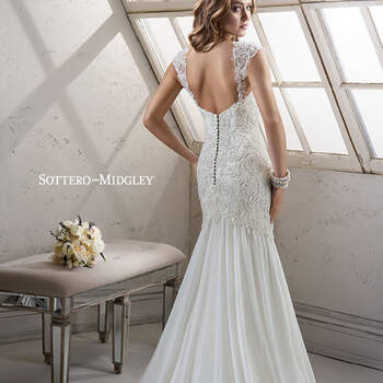 Vestido de novia de encaje perfectamente adornado, con escote corazón romántico. Acabado con cubierta de botones y cremallera sobre el cierre interior de corsé.

<a href="http://www.sotteroandmidgley.com/dress.aspx?style=4SS991" target="_blank">Sottero &amp; Midgley Estilos Clásicos</a>