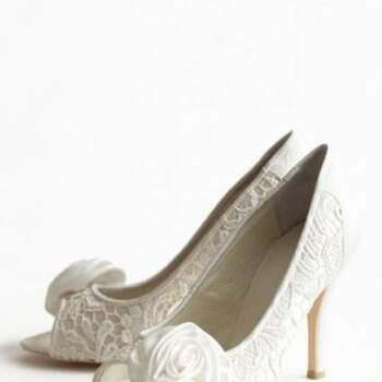 O sapato da noiva, além de confortável, tem que ser lindo. Se você gosta do estilo vintage, inspire-se na coleção Ruche de sapatos vintage. 