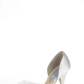 Ce modèle Oscar de la Renta 2012 fait sensation ! Escarpins blancs ouverts, semelle compensée, soie et tulle.
