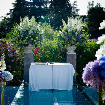 Seleccionamos algunos de los mejores proyectos de decoración de bodas con flores de The Workshop Flores. En la imagen: altar para ceremonia civil rodeado por jarrones con hortensias y flores en color blanco, azul y malva. Foto:  © Photoframe