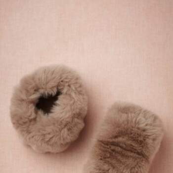 Estas muñequeras de piel te ayudarán a protegerte del frío sin perder ni una pizca de sofisticación. Foto: BHLDN