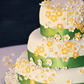 Tarta de bodas en blanco, verde y amarillo.