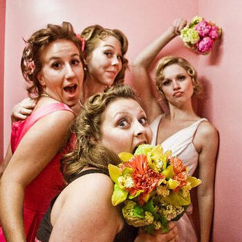 La mariée et ses demoiselles d´honneur, en mode compétition autour du bouquet - Crédits photos: Sweet Little Photographs