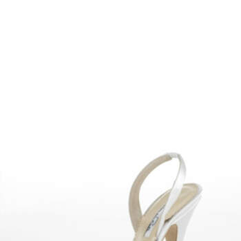 Sandales à hauts talons en soie blanche : des chaussures de mariée Oscar de la Renta 2012 de toute beauté. 