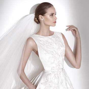 <a href="http://zankyou.9nl.de/n84e" target="_blank">Click here</a> to request an appointment with Pronovias.