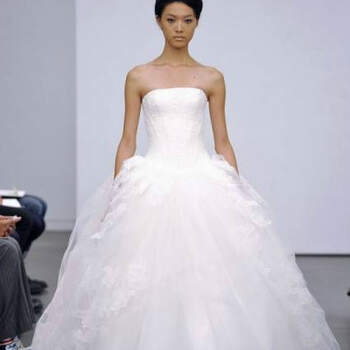 Vera Wang é inovadora por natureza e maneja com mestria a ousadia nas suas colecções de vestidos de noiva.  O seu exuberante regresso com a colecção Outono 2013 traz-nos a sua perspectiva sobre a tradição dos vestidos de noiva brancos.