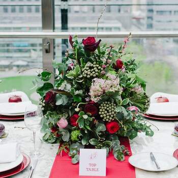 Mesa para banquete de bodas en tonos rojo, blanco y verde. Foto: Rock 'N Roll Bride