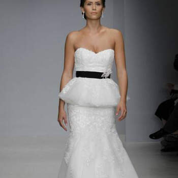 Vestido de noiva branco com cinto preto, da colecção Alfred Angelo Primavera 2013.