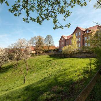 Hotel Brunnenhaus Schloss Landau: Egal ob standesamtliche Trauung im stilvollen Trauzimmer des Schlosses oder Märchenhochzeit im Festsaal – die vielfältigen, individuellen Möglichkeiten der Schlossanlage lassen keine Wünsche offen. So bietet der großzügige Veranstaltungskomplex zusätzlich ein exklusives Restaurant mit Wintergarten und einen liebevoll angelegten Schlosspark – die perfekte Location für Ihr Hochzeitsshooting oder einen festlichen Sektempfang.