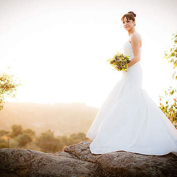 Fotografía de boda en la que la novia posa en un paraje excepcional.