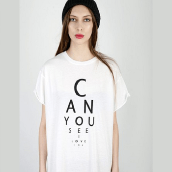 Camiseta 'oversize' con el logo: '¿Puedes ver que te quiero?'. Foto: Illustrated People.