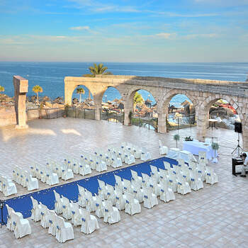 Foto: Holiday World Hotel | Benalmádena (Málaga). Las bodas destino son su especialidad. Es un trocito de paraíso en la costa malagueña con espectaculares vistas al mar. Su equipo personalizará la ceremonia al máximo en sus amplias terrazas y jardines con exhibiciones nupciales al aire libre, auténticos recitales de elegancia y belleza para todos los gustos, bodas temáticas para atrapar a cualquier tipo de novios e invitados...