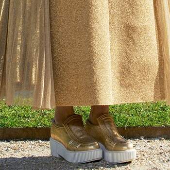 Los zapatos 'creepers' se combinan con los 'outfits' más clásicos. Foto: Chanel. 