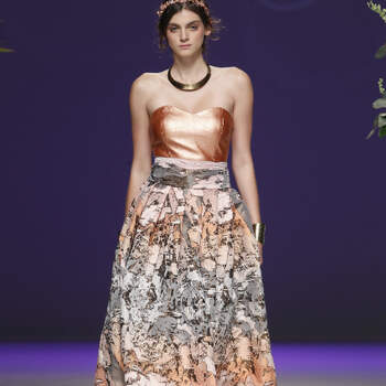 Vestido de falda amplia con motivos florales y cuerpo metalizado en escote corazón, de Carla Ruiz. Foto: Barcelona Bridal Week