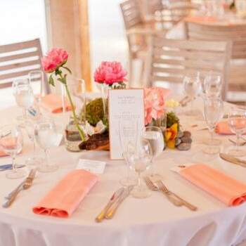 Mesa del banquete decorada en blanco, rosa y naranja.