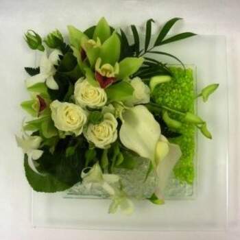 Centre de table Tess à dominante blanc et vert - Crédit photo: Atelier Floral