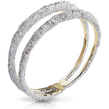 Brazalete con dos bandas asimétricas, en oro rosa y blanco incrustado con más de 2000 diamantes blancos y rosas. Foto: Fabergé