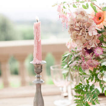 Candelabro con velas rosas. Credits: Sandra Aberg Photography