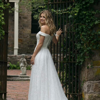 Modelo 44049, vestido de novia romántico con escote 'bardot'
